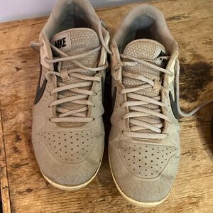 Men’s baseball cleats.